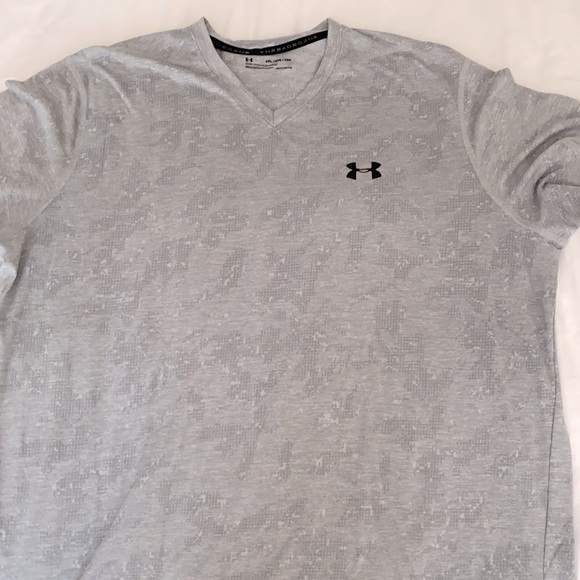 V neck t shirt. - Picture 1 of 1